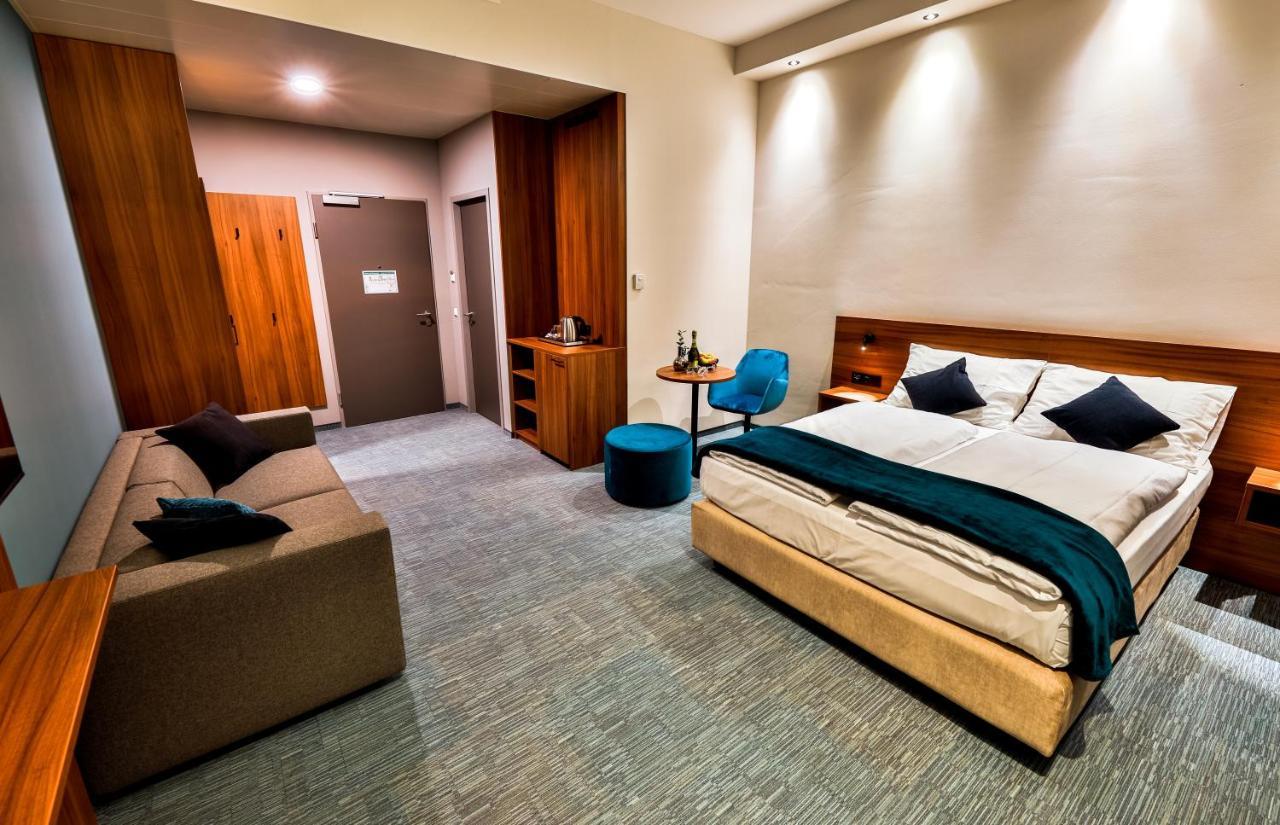 Hotel Das Zeit Lenzing Extérieur photo